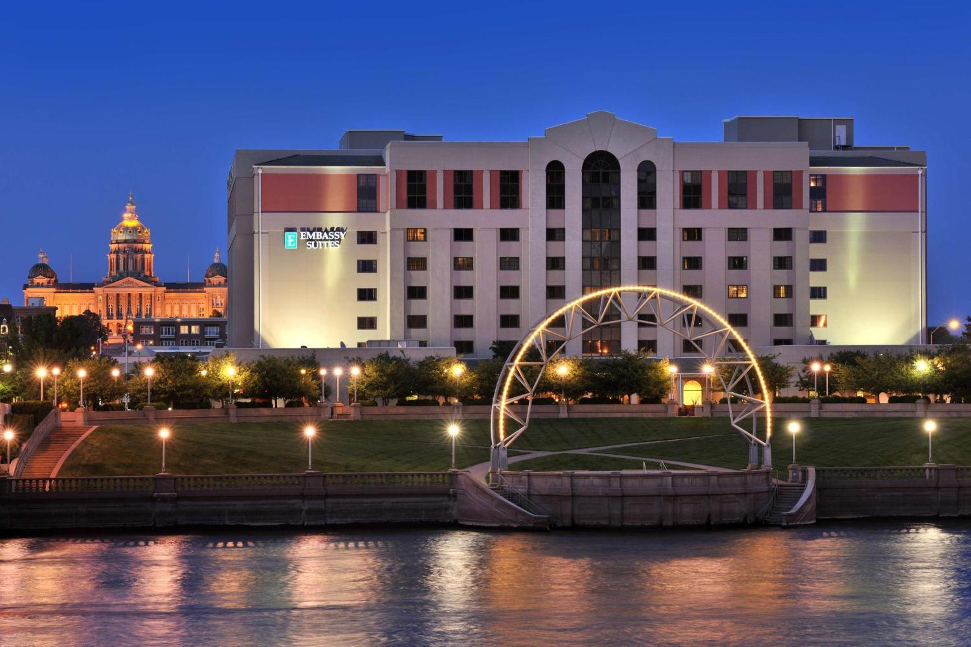 Embassy Suites Des Moines Downtown Exterior foto